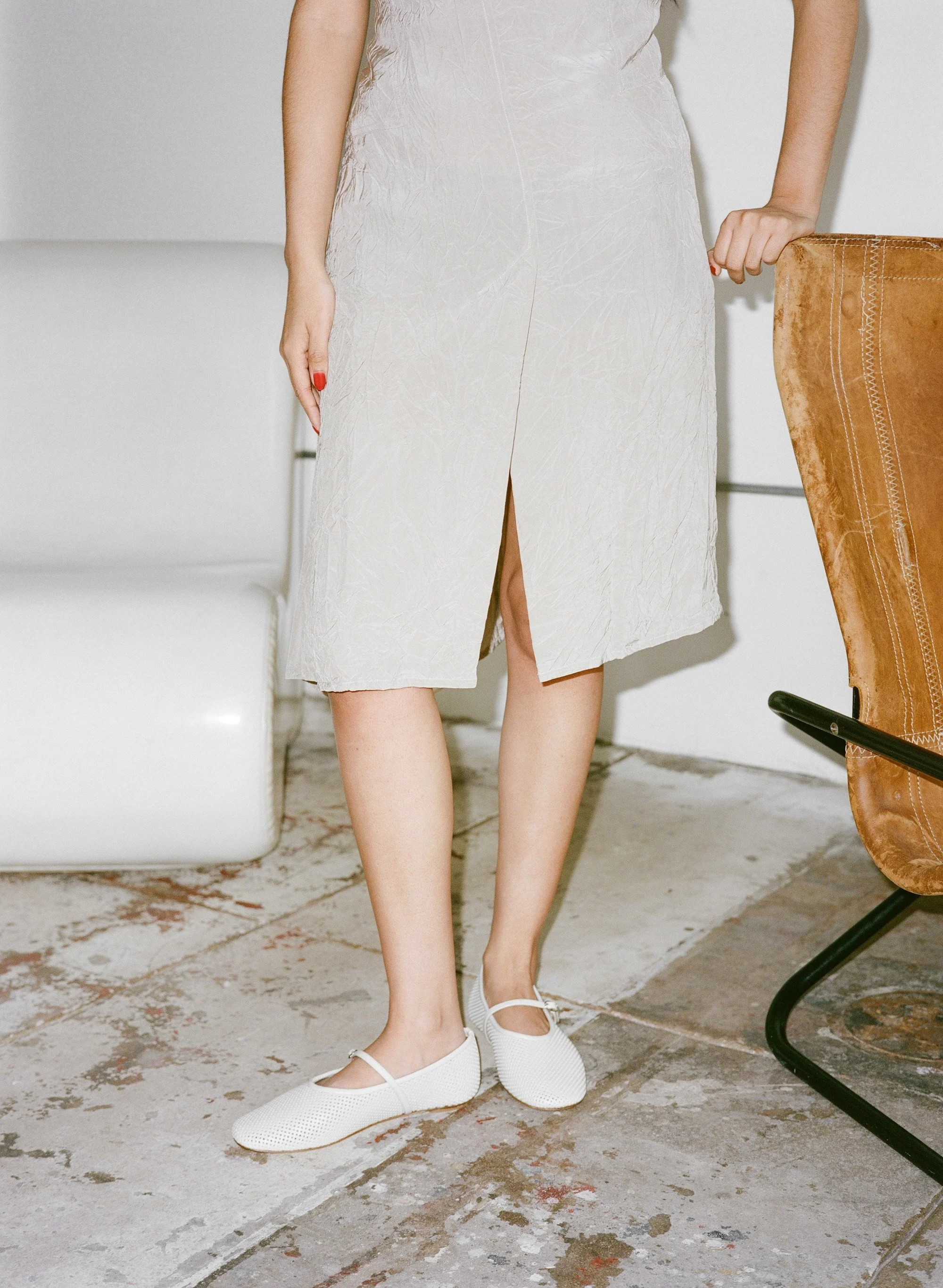 Daria in Hueso Perforated - Image 3
