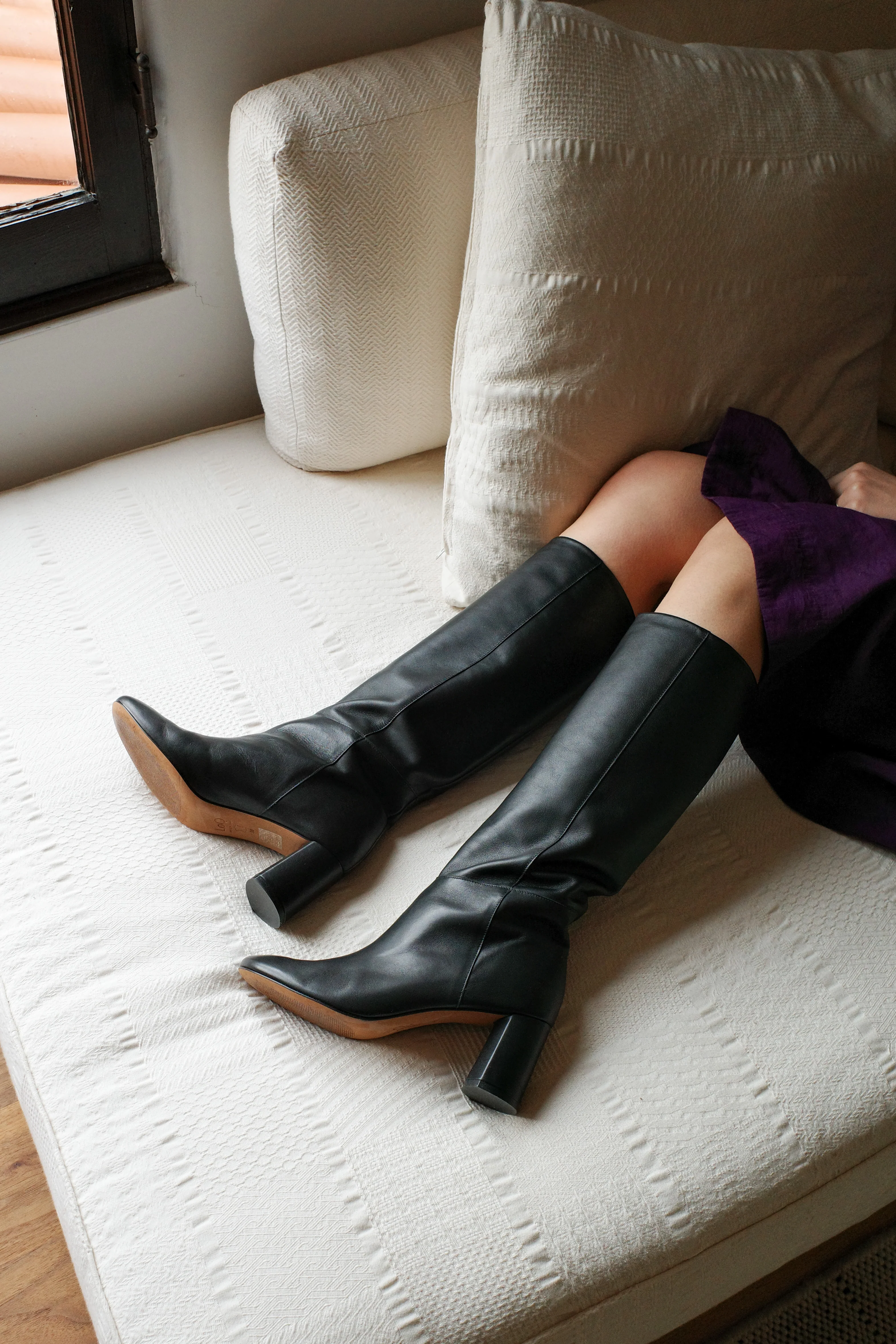 Donna in Black - Image 3