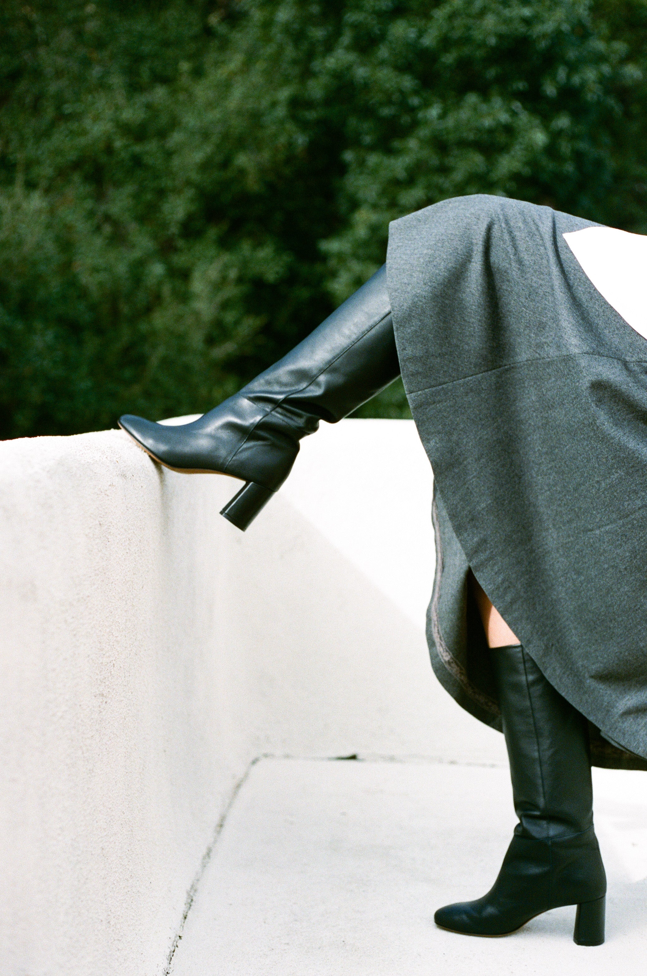Donna in Black - Image 4