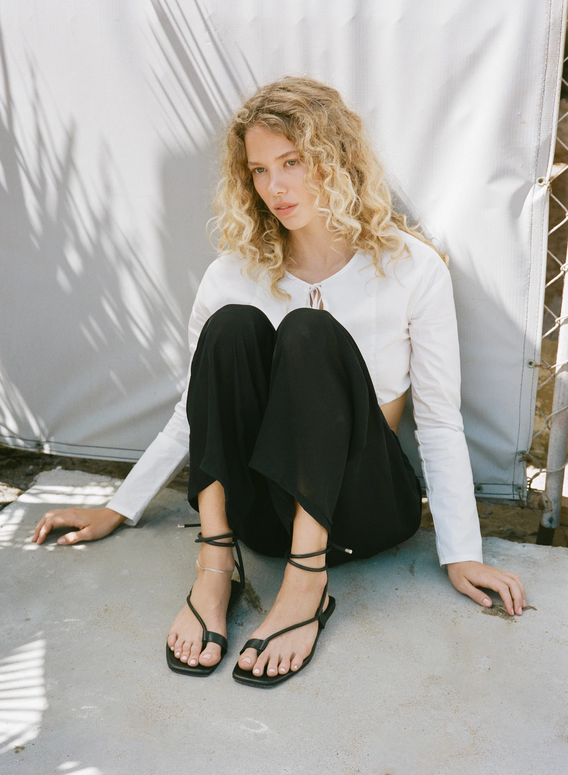 Elisa in Black - Image 4