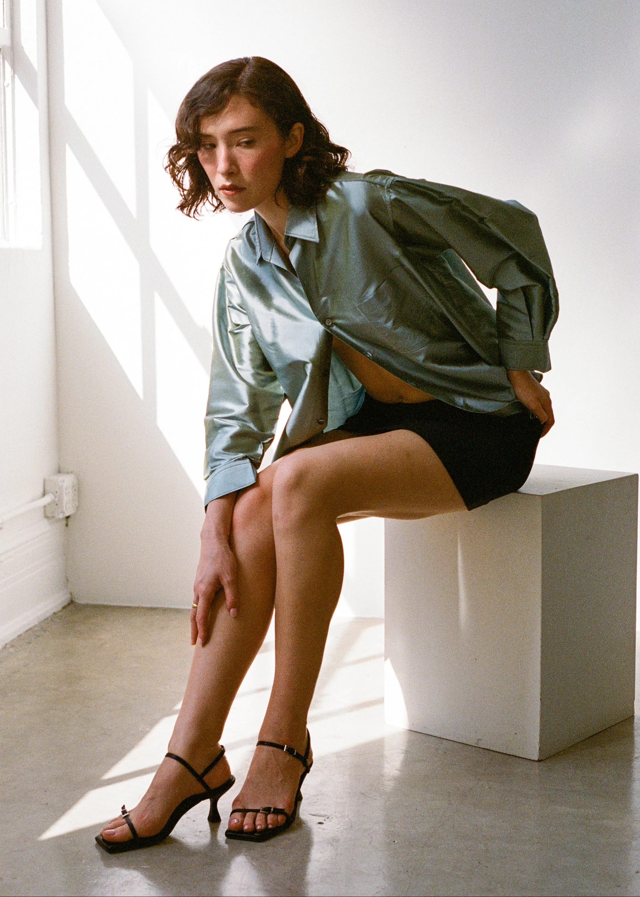 Julia in Black - Image 4