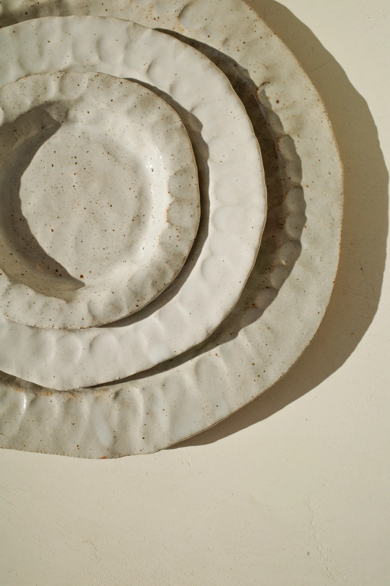 Plat in Chalk by Estudio Vernís - Image 5