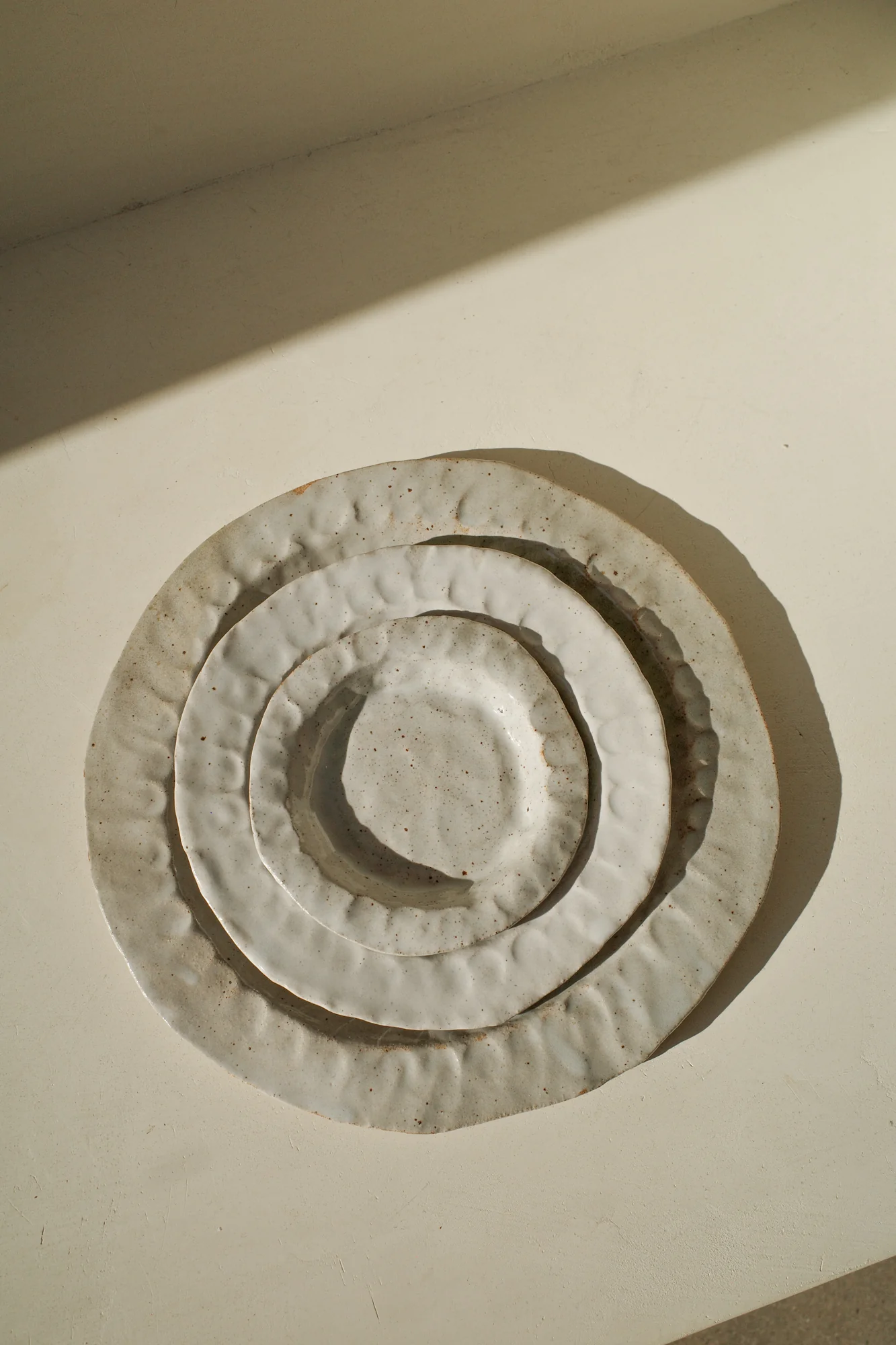 Plat in Chalk by Estudio Vernís - Image 9